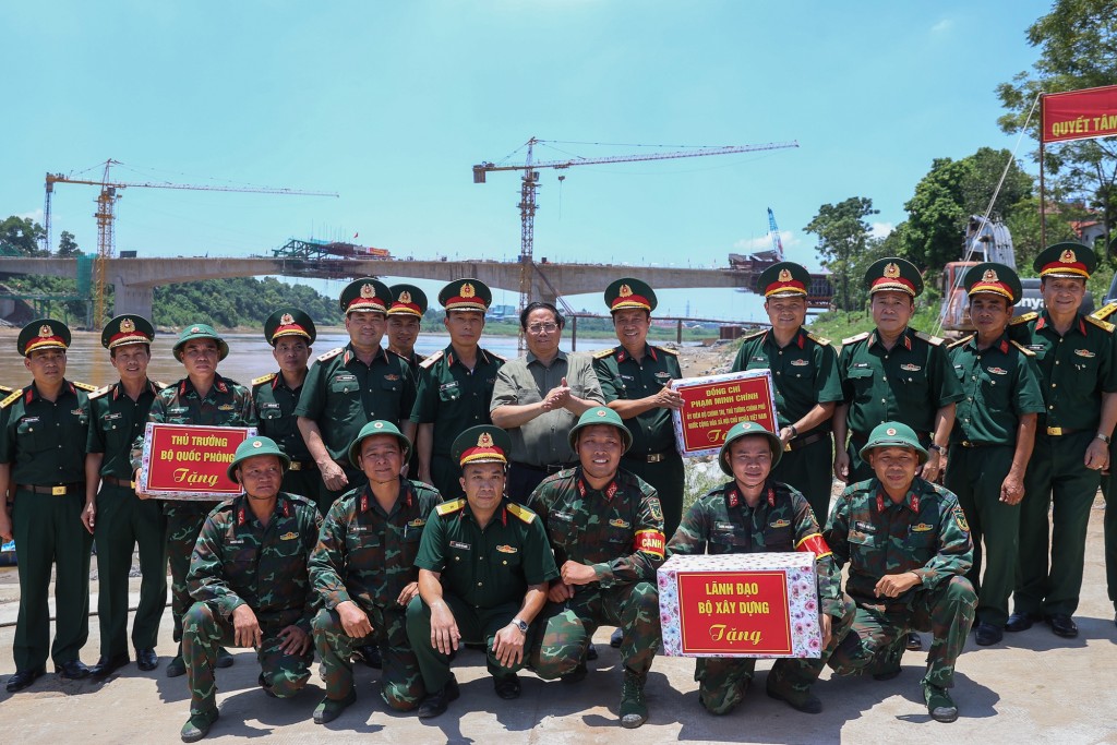 Thủ tướng tặng quà động viên cán bộ, chiến sĩ Lữ đoàn 249, Binh chủng Công binh (Bộ Quốc phòng) – Ảnh: VGP/Nhật Bắc