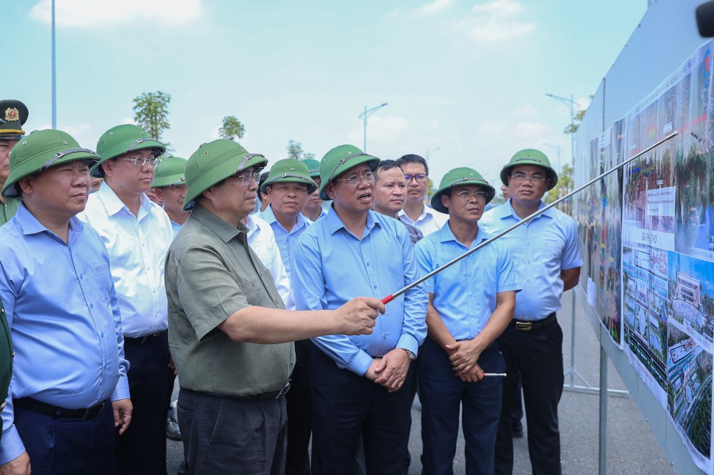 Thủ tướng khảo sát hướng tuyến xây dựng tuyến đường sắt Lào Cai – Hà Nội – Hải Phòng đoạn qua tỉnh Phú Thọ - Ảnh: VGP/Nhật Bắc