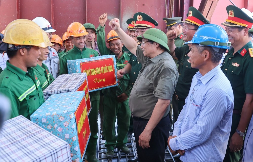 Thủ tướng kiểm tra tiến độ cầu Phong Châu, chỉ đạo triển khai tuyến cao tốc mới tại Phú Thọ