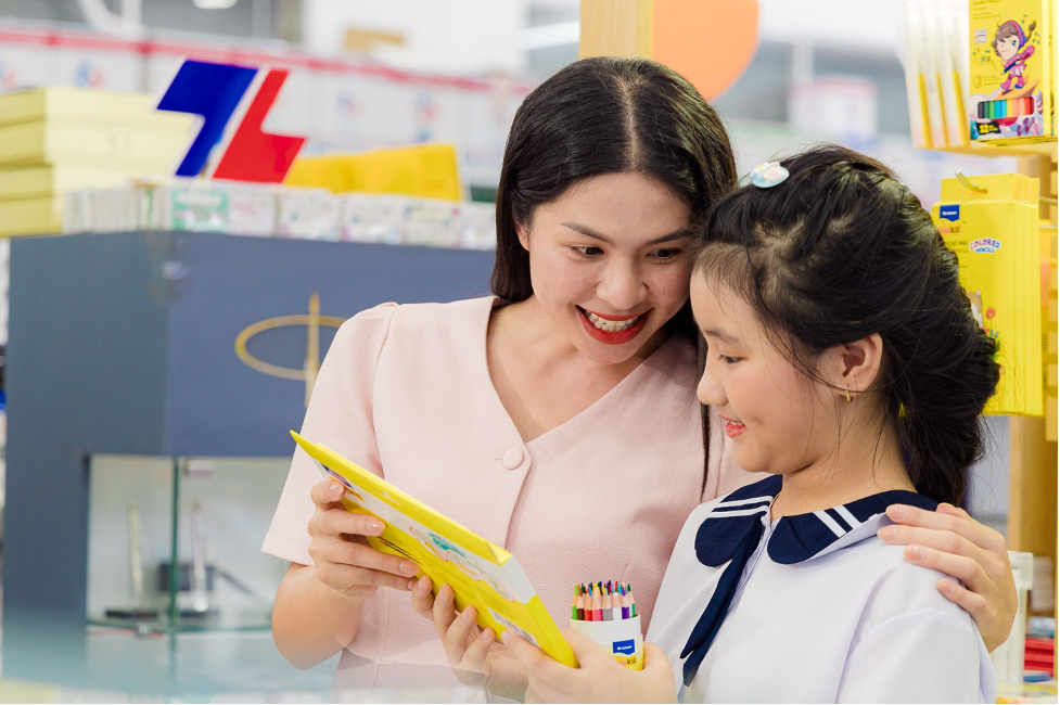 Thiên Long đã và đang triển khai nhiều chương trình khuyến mãi hấp dẫn như: mua túi 4 tặng 1, hộp 10 tặng 2 cho các dòng bút viết; hoàn tiền khi kích hoạt bảo hành máy tính khoa học, máy tính văn phòng, hoặc Tập học sinh được tặng thẻ nạp điện thoại,... cùng nhiều ưu đãi khác. 