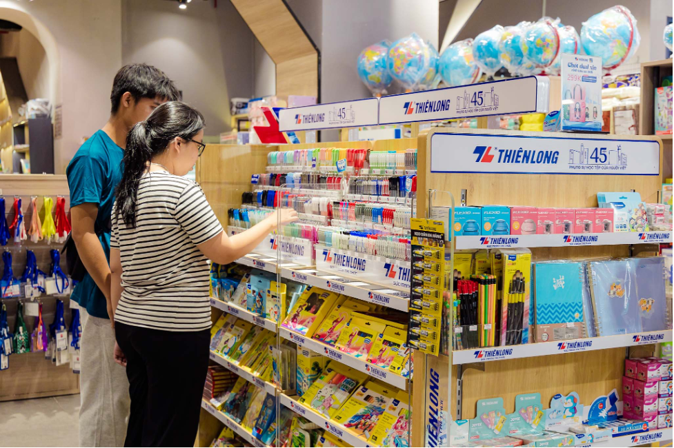 Tại các hệ thống siêu thị và nhà sách toàn quốc, Thiên Long chú trọng vào các yếu tố cốt lõi: chuẩn hóa danh mục sản phẩm (portfolio) và tối ưu trưng bày, cùng với việc nâng cao trải nghiệm khách hàng thông qua các hoạt động tư vấn bán hàng tại điểm và triển khai các chương trình khuyến mãi hấp dẫn.