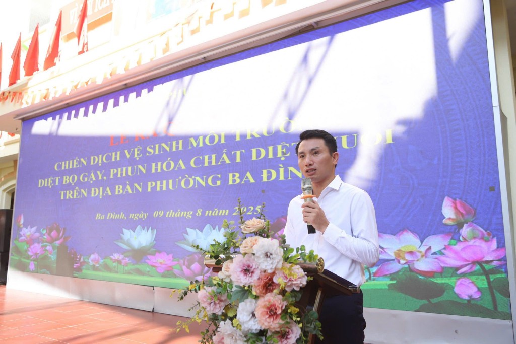 Trưởng phòng Văn hóa - Xã hội phường Ba Đình Lã Ngọc Sang phát động ra quân