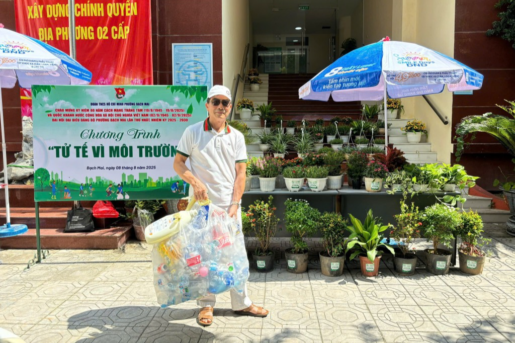 “Tử tế vì môi trường”: Gom rác thải, ươm mầm xanh