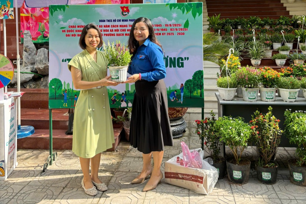 “Tử tế vì môi trường”: Gom rác thải, ươm mầm xanh