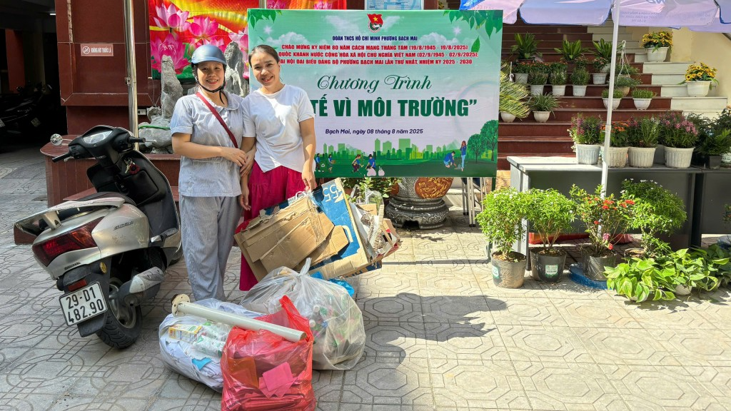 “Tử tế vì môi trường”: Gom rác thải, ươm mầm xanh