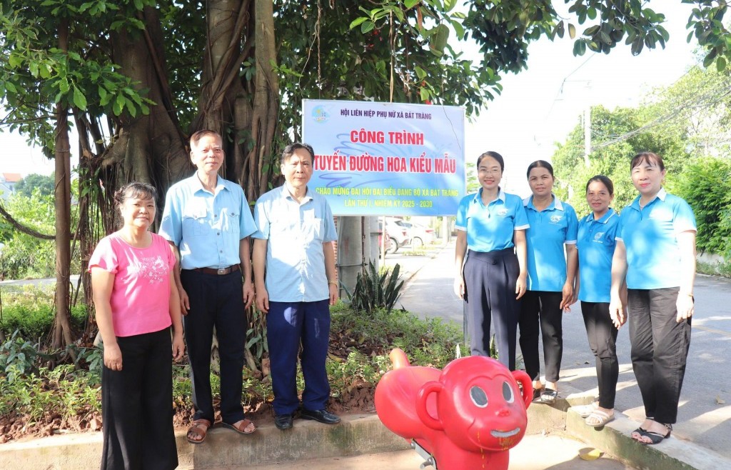Hội LHPN xã Bát Tràng gắn biển công trình tuyến đường hoa kiểu mẫu