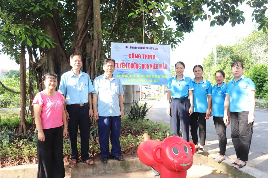 Hội LHPN xã Bát Tràng gắn biển công trình tuyến đường hoa kiểu mẫu