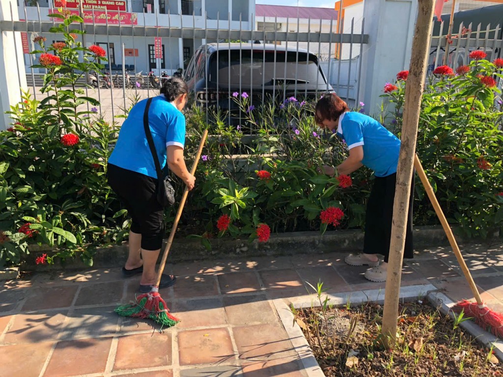 Hội LHPN xã Bát Tràng gắn biển công trình tuyến đường hoa kiểu mẫu