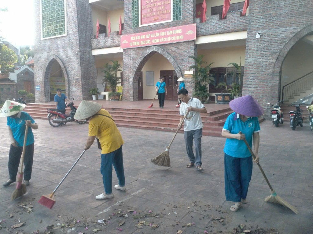 Hội LHPN xã Bát Tràng gắn biển công trình tuyến đường hoa kiểu mẫu