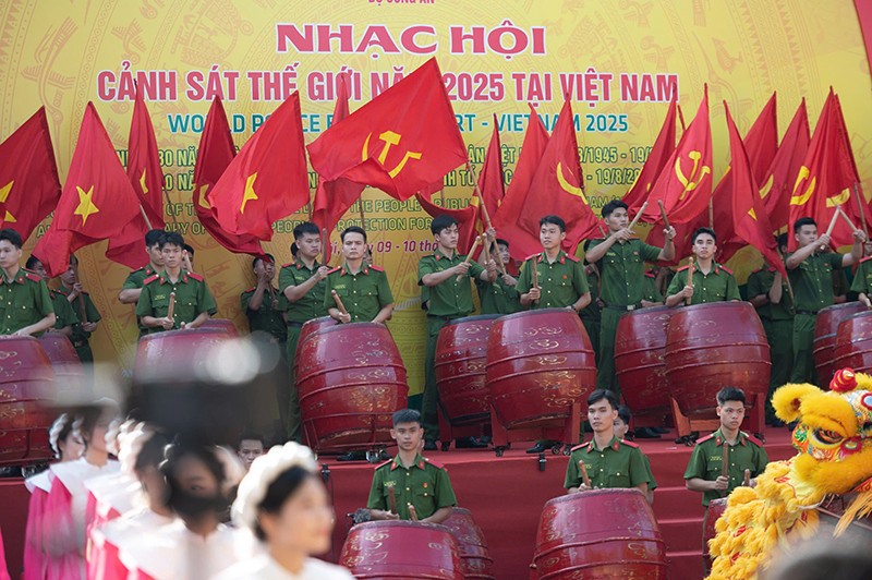 Tưng bừng Nhạc hội Cảnh sát thế giới năm 2025 tại hồ Hoàn Kiếm
