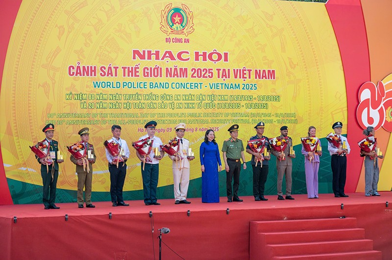 Phó Chủ tịch nước Võ Thị Ánh Xuân và Đại tướng Lương Tam Quang - Bộ trưởng Bộ Công an tặng hoa và quà lưu niệm cho đại diện các đoàn tham gia Nhạc hội Cảnh sát thế giới 2025 tại Việt Nam