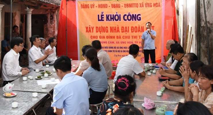Đồng chí Nguyễn Tiến Thiết – Bí thư Đảng ủy, Chủ tịch HĐND xã phát biểu tại lễ khởi công.