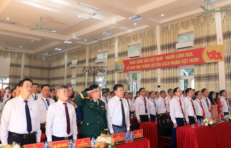 Các đại biểu thực hiện nghi lễ chào cờ tại Đại hội.