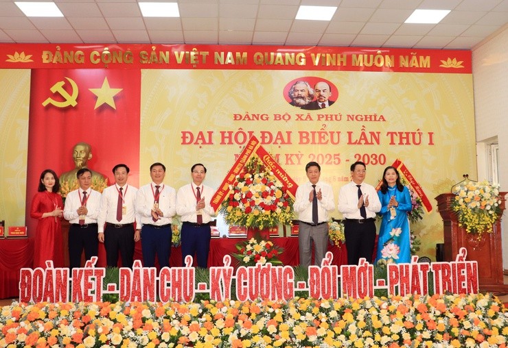 Đồng chí Dương Đức Tuấn - Ủy viên Ban thường vụ Thành ủy, Phó Chủ tịch UBND Thành phố Hà Nội tặng hoa chúc mừng Đại hội
