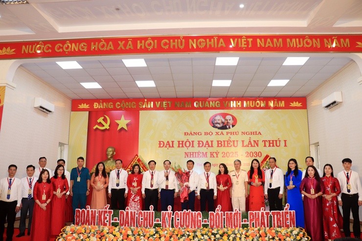 Ban chấp hành Đảng bộ xã Phú Nghĩa lần thứ nhất, nhiệm kỳ 2025 - 2030 ra mắt Đại hội