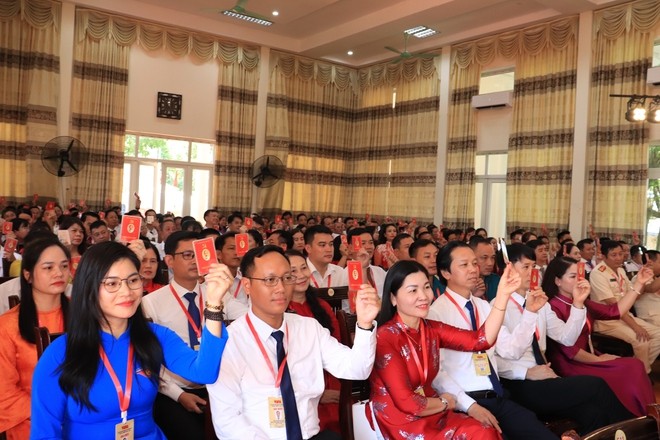 Đảng viên xã Phú Nghĩa biểu quyết tại Đại hội