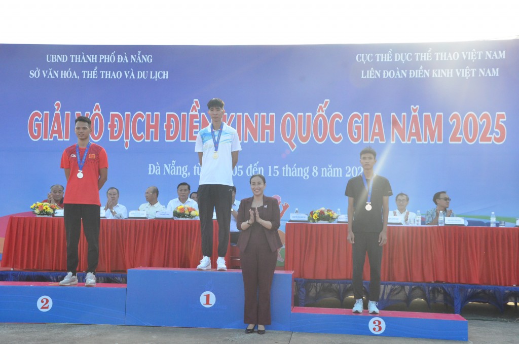 Bà Nguyễn Thị Anh Thi, Phó Chủ tịch UBND TP Đà Nẵng trao huy chương cho các vận động viên có thành tích xuất sắc tại giải đấu (Ảnh: Đ.Minh)