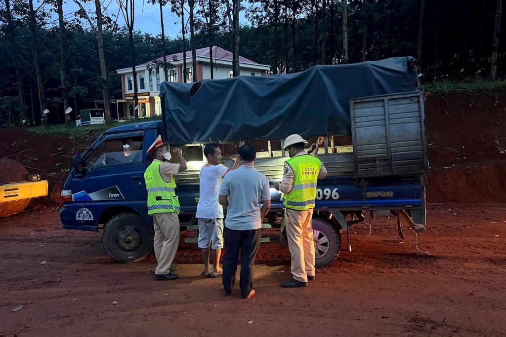 Lực lượng CSGT tỉnh Lâm Đồng phát hiện một xe tải chở lợn trên Tỉnh lộ 2 (Ảnh: CA)