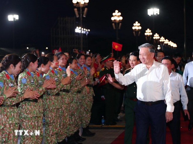 Tổng Bí thư Tô Lâm dự Chương trình chính luận nghệ thuật 'Dưới cờ vinh quang' tại điểm cầu Quảng trường Ba Đình (Hà Nội). (Ảnh: Trọng Đức/TTXVN)