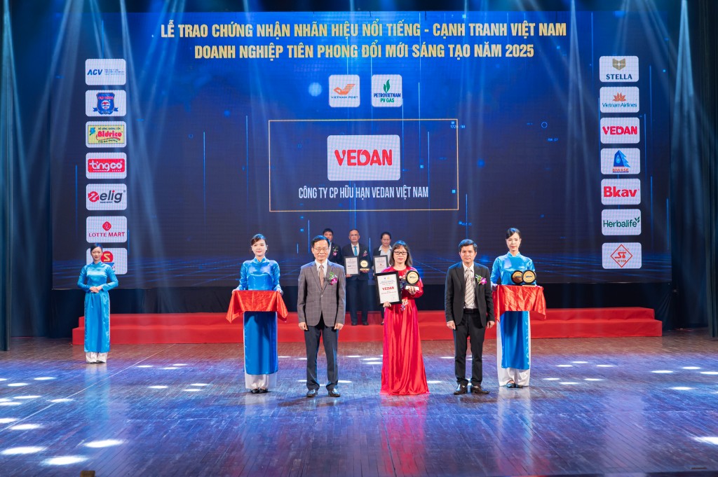 Bà Hà Thị Hòa Bình - Phó giám đốc - đại diện Vedan Việt Nam chứng nhận “Nhãn hiệu nổi tiếng Việt Nam  tại lễ vinh danh năm 2025