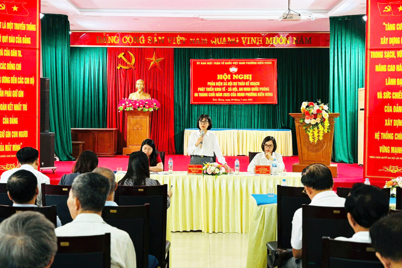 Hội nghị phản biện xã hội do Chủ tịch Ủy ban Mặt trận Tổ quốc Việt Nam phường Kiến Hưng (Hà Nội) chị Hoàng Thị Huyền Trang
