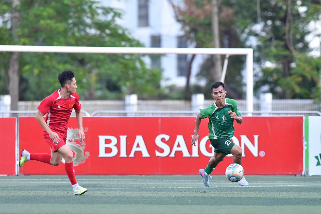 Những chàng trai sân 7 cầm hoà ấn tượng trước các ngôi sao bóng đá Việt
