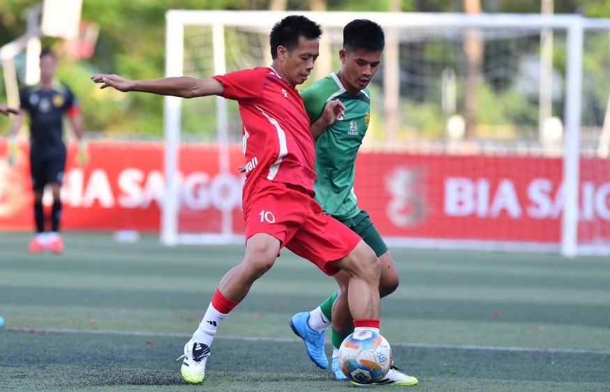 Những chàng trai sân 7 cầm hoà ấn tượng trước các ngôi sao bóng đá Việt