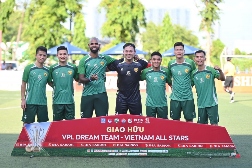 Những chàng trai sân 7 cầm hoà ấn tượng trước các ngôi sao bóng đá Việt
