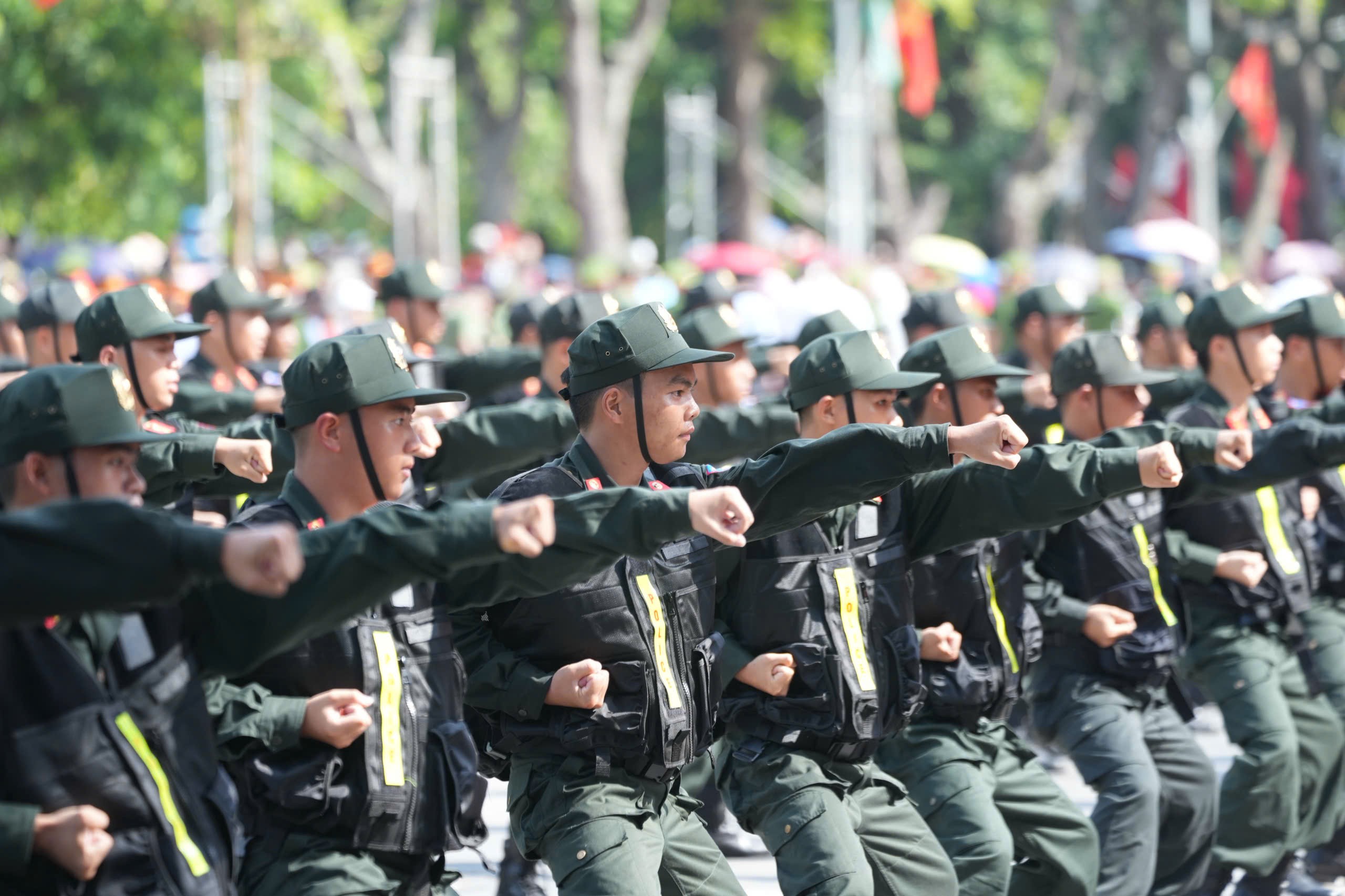 các khối biểu diễn võ thuật Công an nhân dân với trình độ, kỹ thuật cao, thể hiện năng lực tác chiến toàn diện, sẵn sàng ứng phó với mọi tình huống của Công an thành phố Hà Nội.