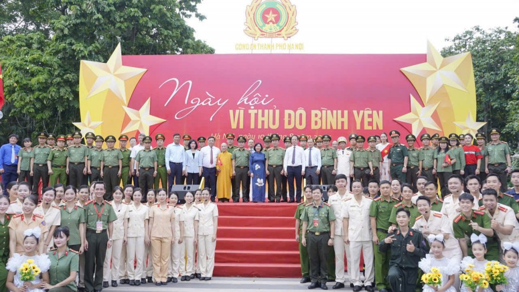 Các đại biểu chụp hình lưu niệm tại Chương trình “Ngày hội vì Thủ đô bình yên”