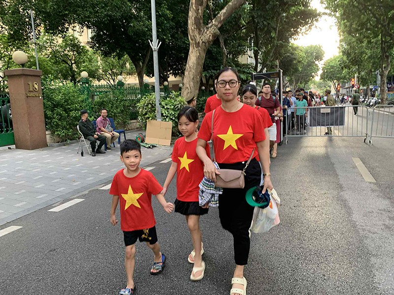 Vợ chồng anh Đào Văn Dương ở phường Phúc Lợi (Hà Nội) cho 2 con đến xem diễu binh