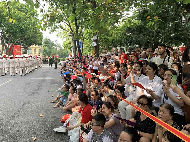 Khi các khối diễu hành đi qua phố Đinh Tiên Hoàng và Tượng đài Vua Lý Thái Tổ, đông đảo người dân lại hò reo, vỗ tay cổ vũ