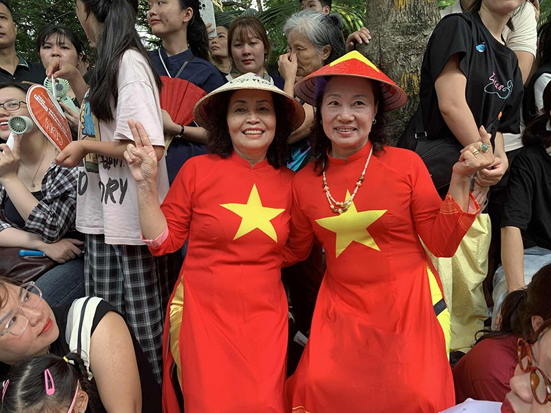Chị Bích Châu và chị Hương Lan ở phường Láng chọn áo dài cờ đỏ sao vàng, ra hồ Gươm từ sớm xem diễu binh