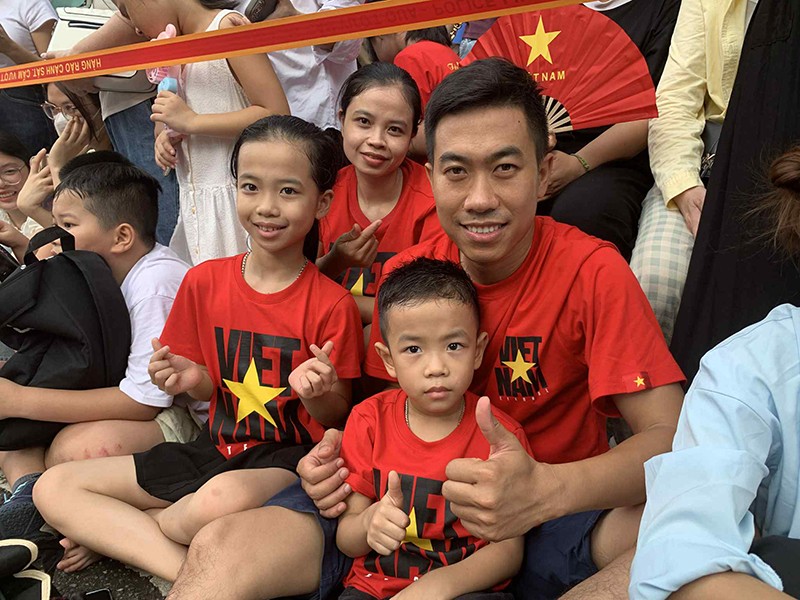 Anh Nguyễn Tiến Duy cùng vợ là chị Lê Thị Thu Hương ở xã Quảng Oai (Hà Nội) cho 2 con ra xem diễu binh 