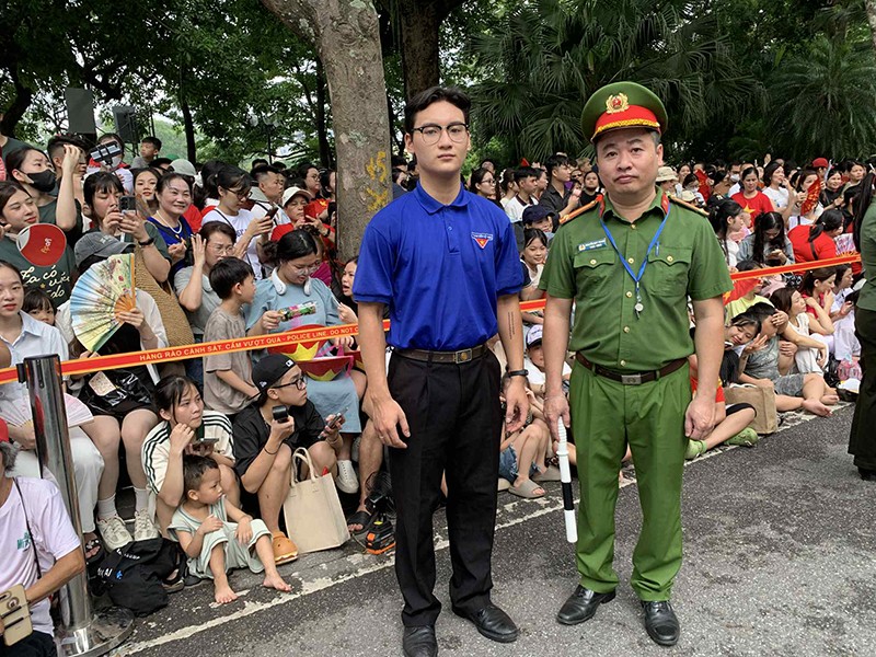 Bạn Hoàng Long - Cán bộ Đoàn phường Ba Đình được huy động phối hợp bảo vệ ANTT cho lễ diễu binh