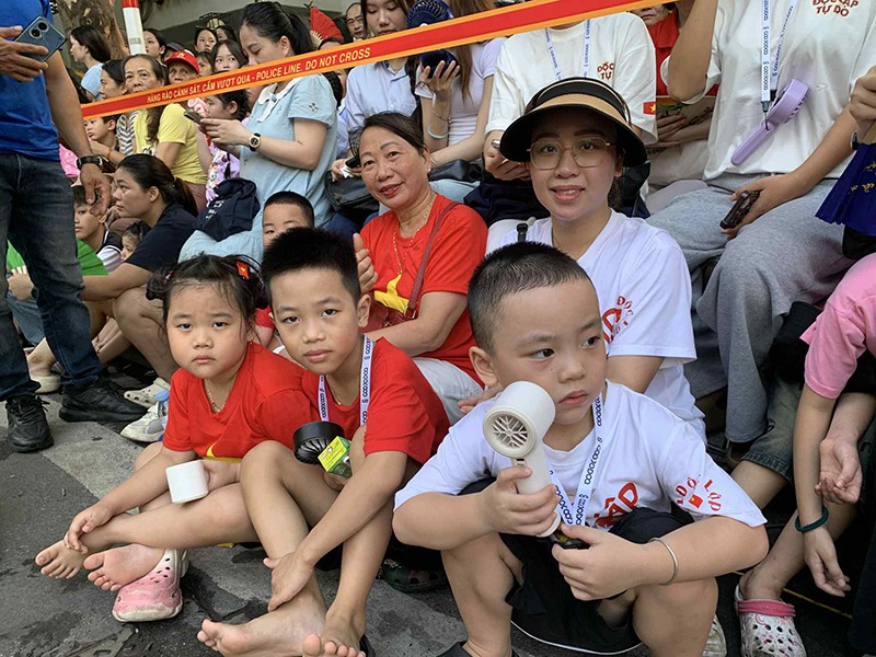 Chị Trần Thu Trang ở phường Hồng Hà (Hà Nội) cho biết, chị cùng 3 con ra dự xem diễu binh. 5h30 cả nhà đã ra đây để có chỗ ngồi gần các đội diễu binh nhất, xem được rõ nhất.