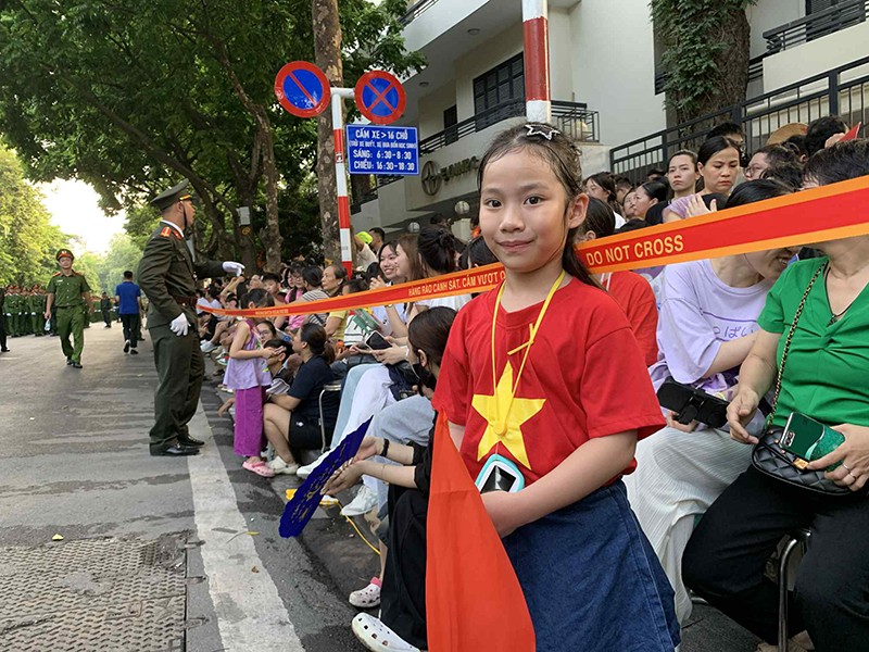 Cháu Nguyễn Minh Anh, con gái của bố Nguyễn Vi Anh, cán bộ Phòng Xuất nhập cảnh tham gia khối diễu binh