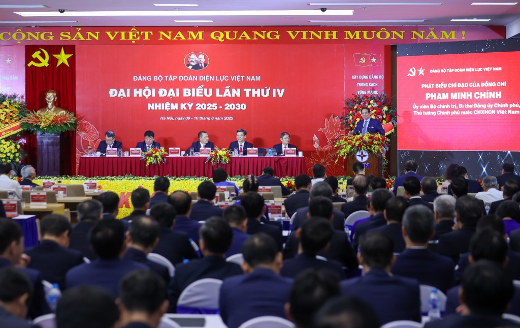 Thủ tướng yêu cầu ngành điện nói chung và EVN phải tập trung thực hiện mục tiêu không thay đổi là đáp ứng được yêu cầu điện cho phát triển của đất nước, với mức tăng trưởng 2 con số trong thời gian tới - Ảnh: VGP/Nhật Bắc