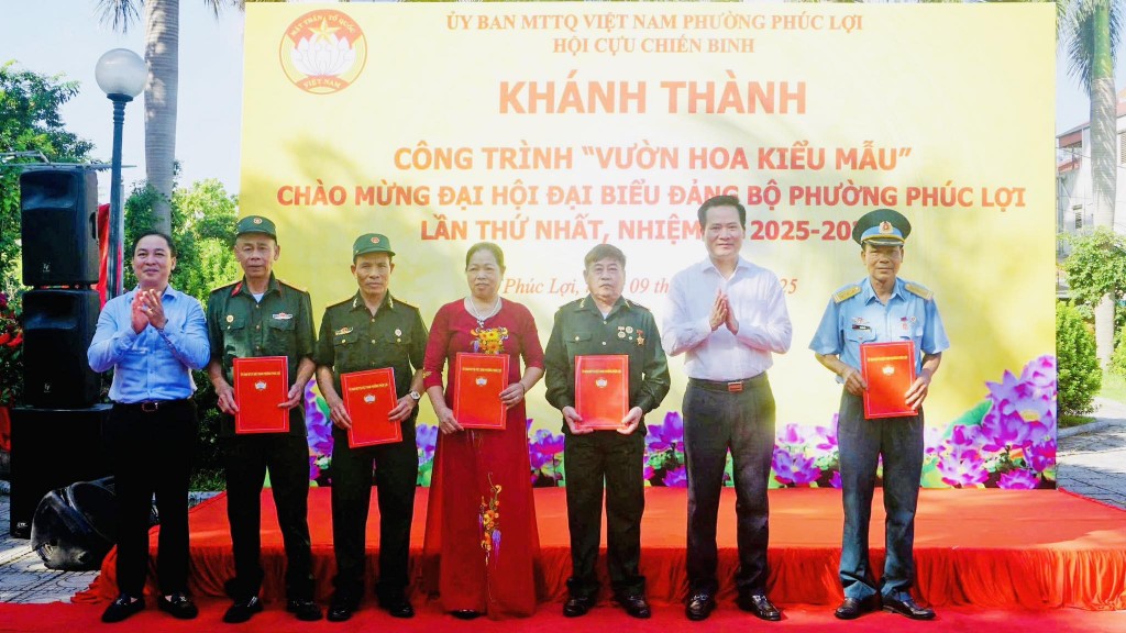 Nguyễn Thế Thạch, Bí thư Đảng ủy, Chủ tịch HĐND phường; Nguyễn Xuân Hiền - Phó bí thư thường trực Đảng ủy phường