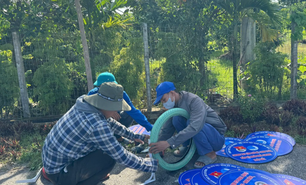 Thanh niên xã Ứng Hoà tận tuỵ thực hiện các hạng mục công trình