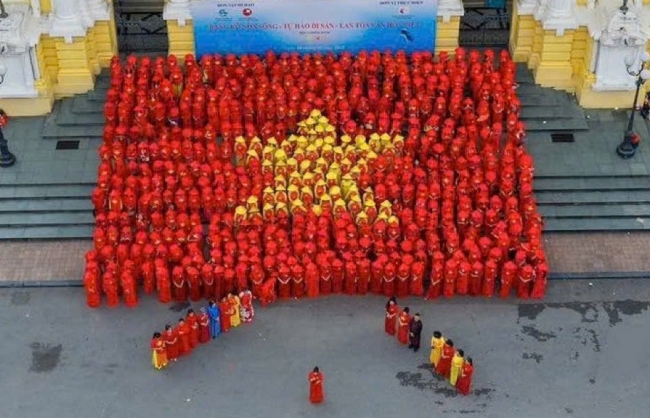 Quốc kỳ xếp từ 600 tà áo dài tỏa sáng giữa Quảng trường Nhà hát Lớn Hà Nội
