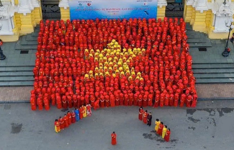 Quốc kỳ xếp từ 600 tà áo dài tỏa sáng giữa Quảng trường Nhà hát Lớn Hà Nội
