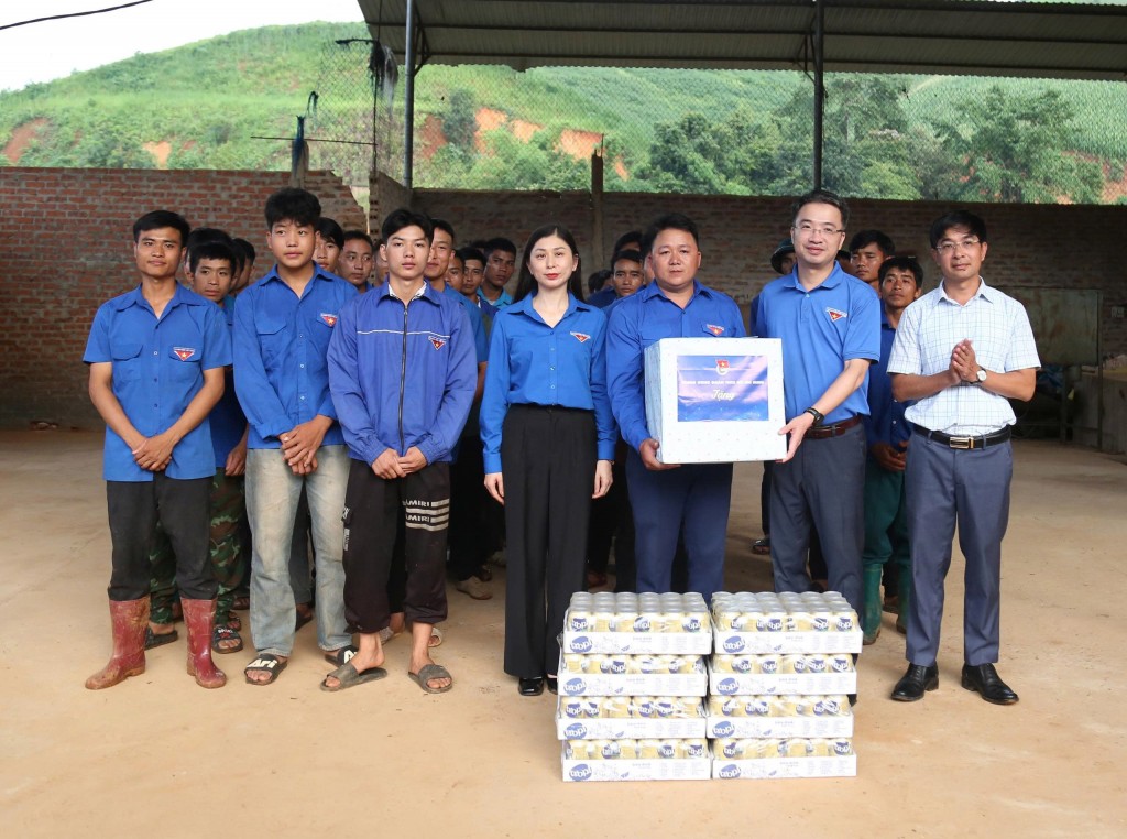 Anh Nguyễn Tường lâm trao quà tới thanh niên tình nguyện