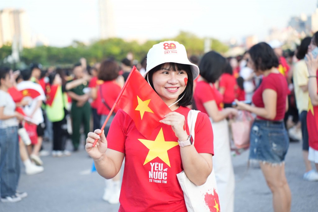 Cờ Tổ quốc nhuộm đỏ sân Mỹ Đình