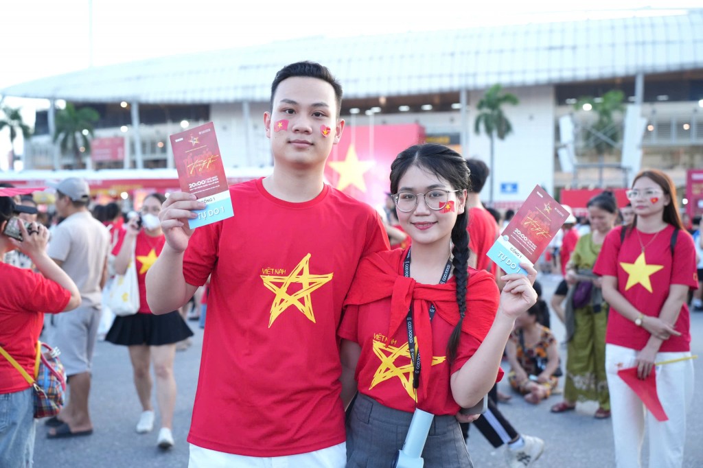 Sắc đỏ nhuộm sân Mỹ Đình rực rỡ
