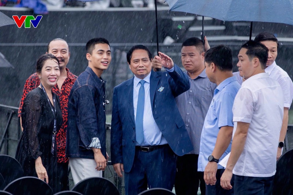 Thủ tướng Phạm Minh Chính đã đến thăm, chỉ đạo và động viên ê kíp thực hiện V Fest - Thanh xuân rực rỡ đang tập luyện dưới mưa