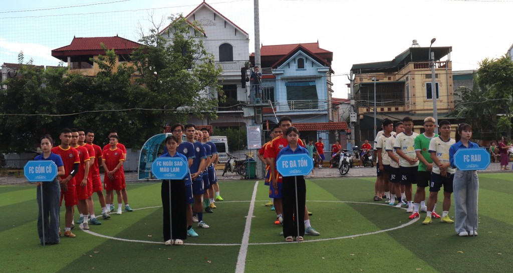 Sôi nổi Giải bóng đá Cúp Tứ Hùng chào mừng Đại hội Đảng bộ xã Bát Tràng