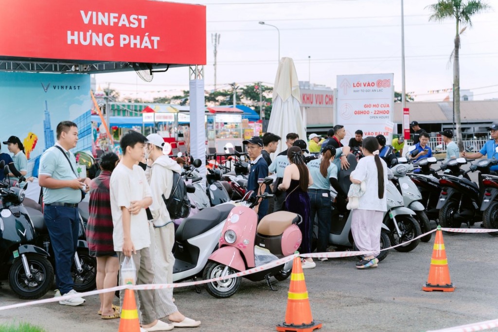 Ngay từ sớm, nhiều khách hàng đã có mặt tại sự kiện để tận tay trải nghiệm các dòng xe máy điện của VinFast và nghe tư vấn về những chính sách hấp dẫn