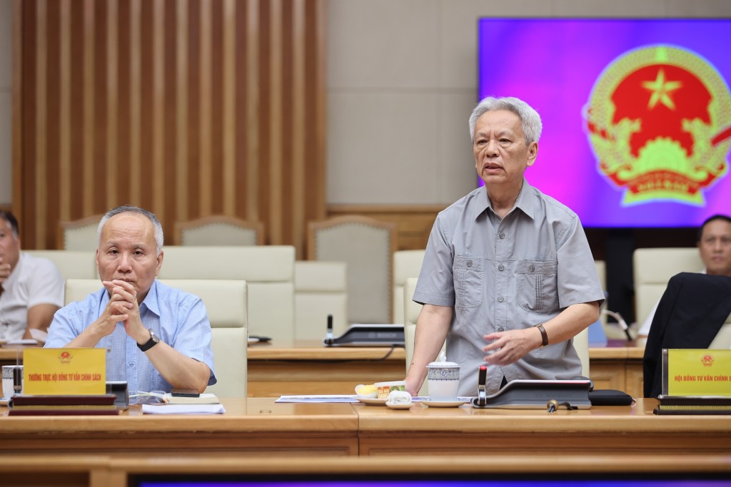TS. Nguyễn Sĩ Dũng, nguyên Phó Chủ nhiệm Văn phòng Quốc hội phát biểu tại cuộc làm việc - Ảnh: VGP/Nhật Bắc