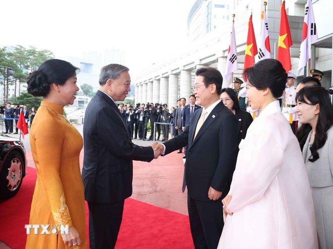 Tổng thống Hàn Quốc Lee Jae Myung và Phu nhân đón Tổng Bí thư Tô Lâm và Phu nhân. (Ảnh: Thống Nhất/TTXVN)